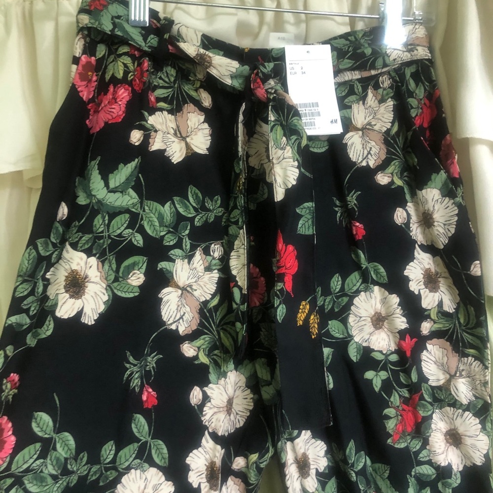 SOLD NWT CUTEST floral pants from H & M!